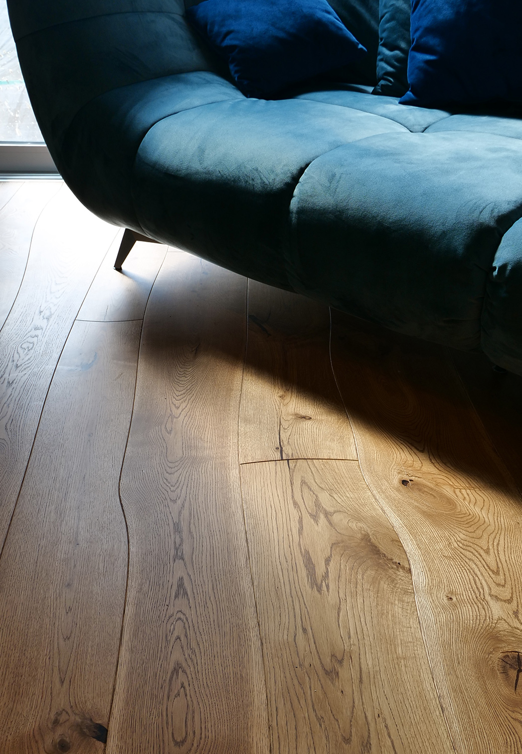 Curved Bolefloor in a living room with turquoise couch