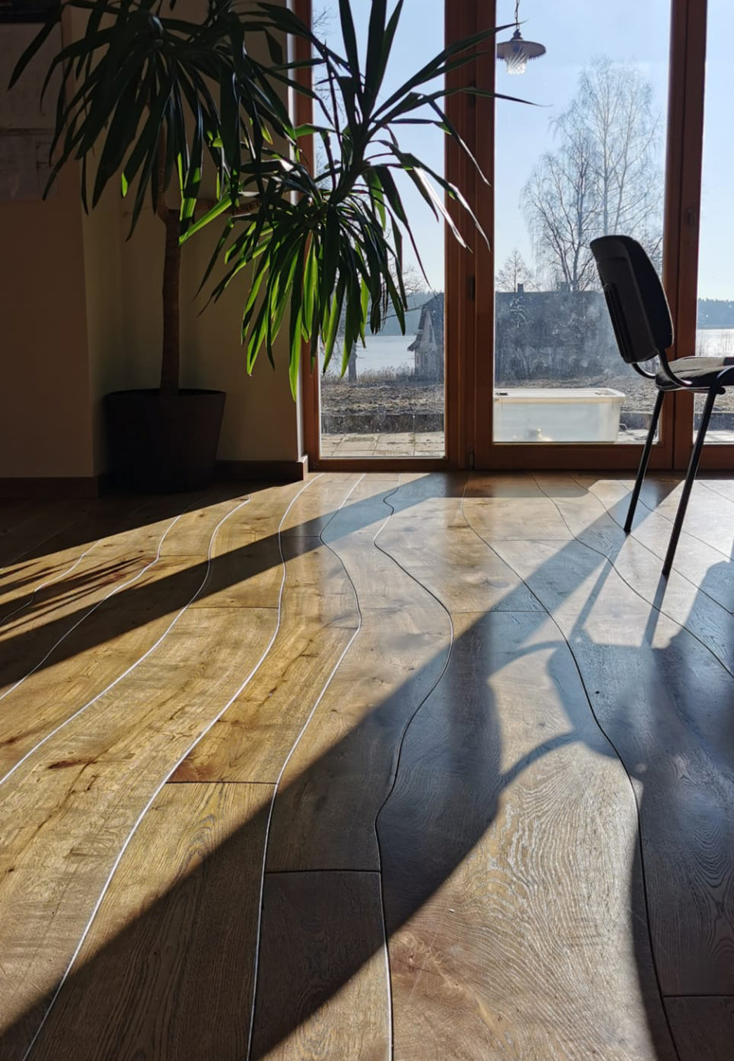 Transparent black curved edge flooring