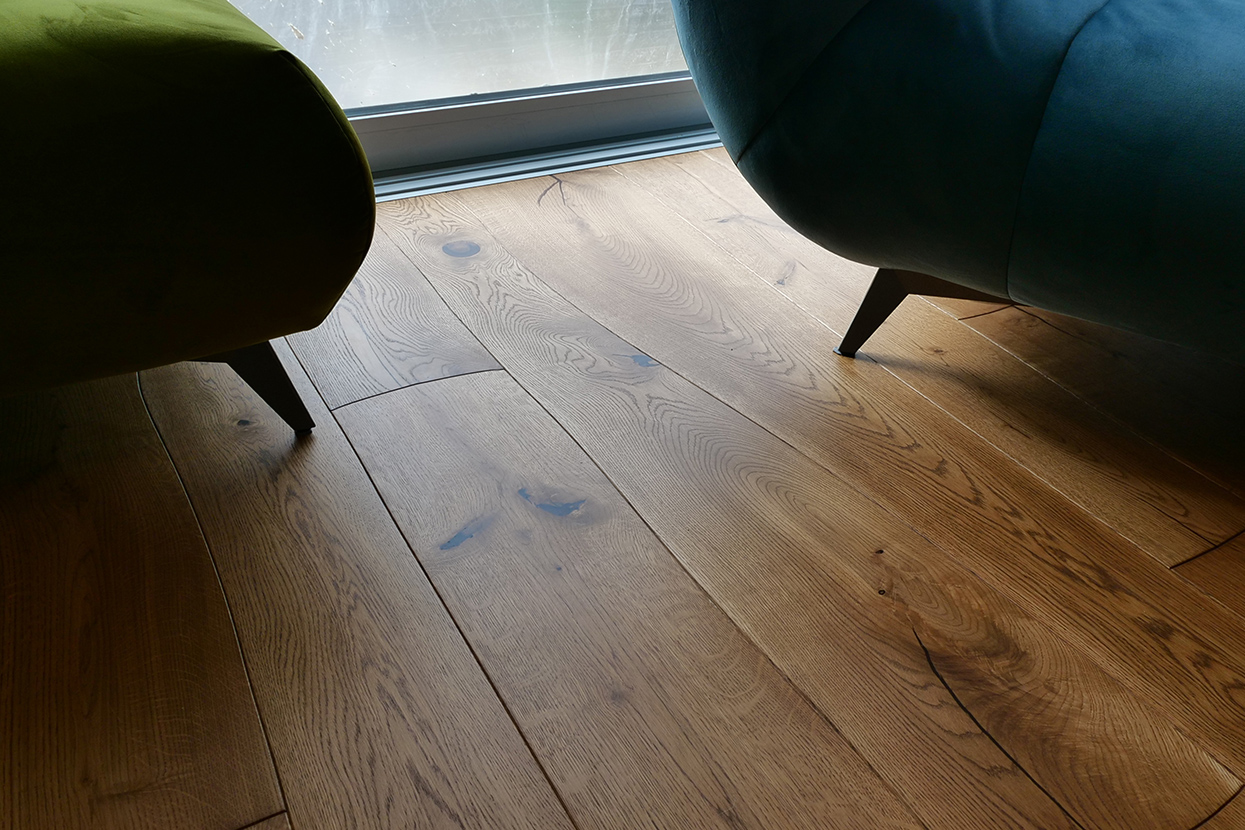 Curved Bolefloor in a living room with turquoise couch