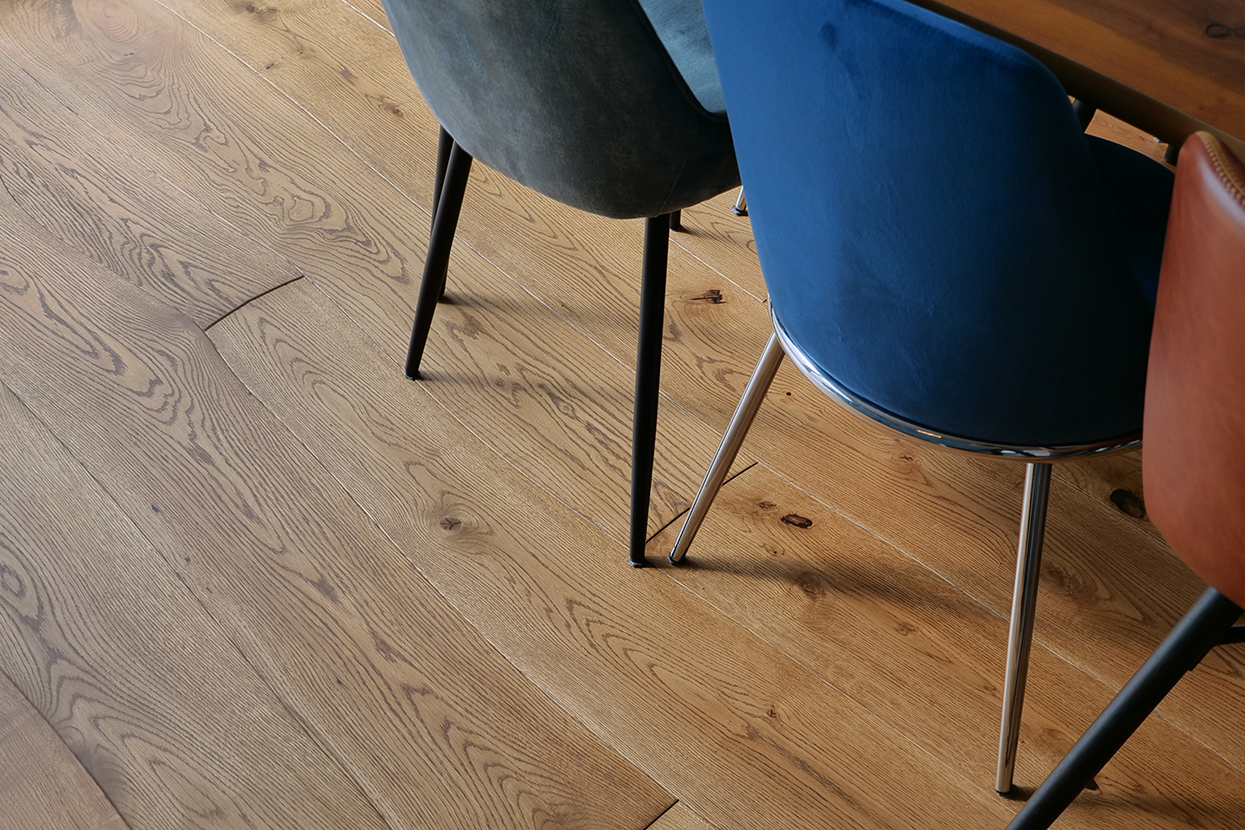 Curved Bolefloor in a living room with turquoise couch